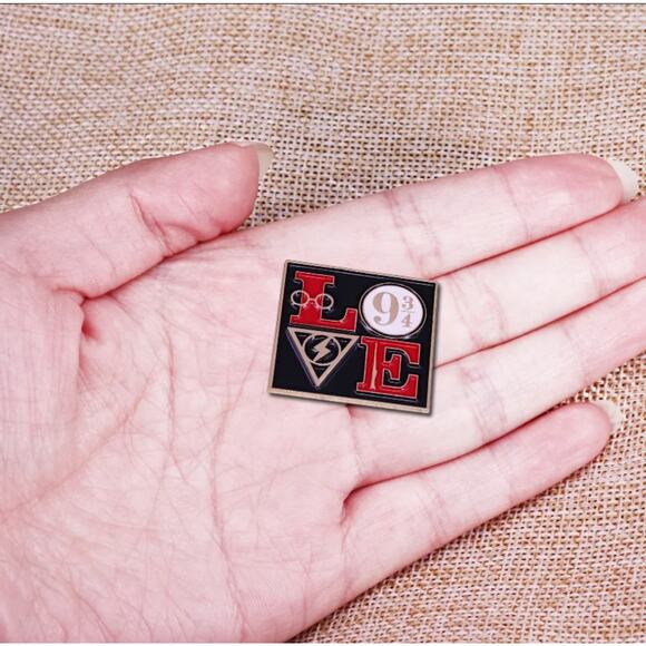 Harry Potter LOVE Platform 9.75 Enamel Pins 188 - Picture 6 of 6